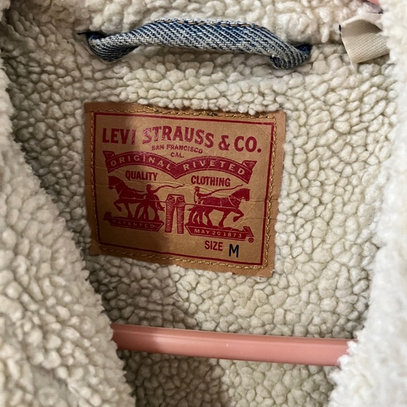 Levi’s women’s jean jacket w/ fleece lining in light denim - Picture 4 of 6